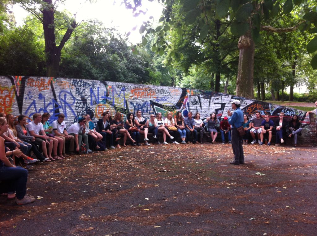 Student lecture in front of a colorful wall