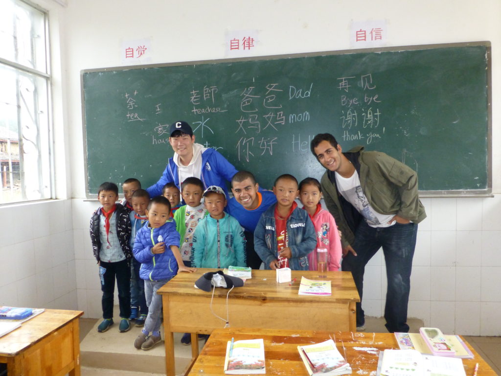 Syracuse Beijing students with schoolchildren