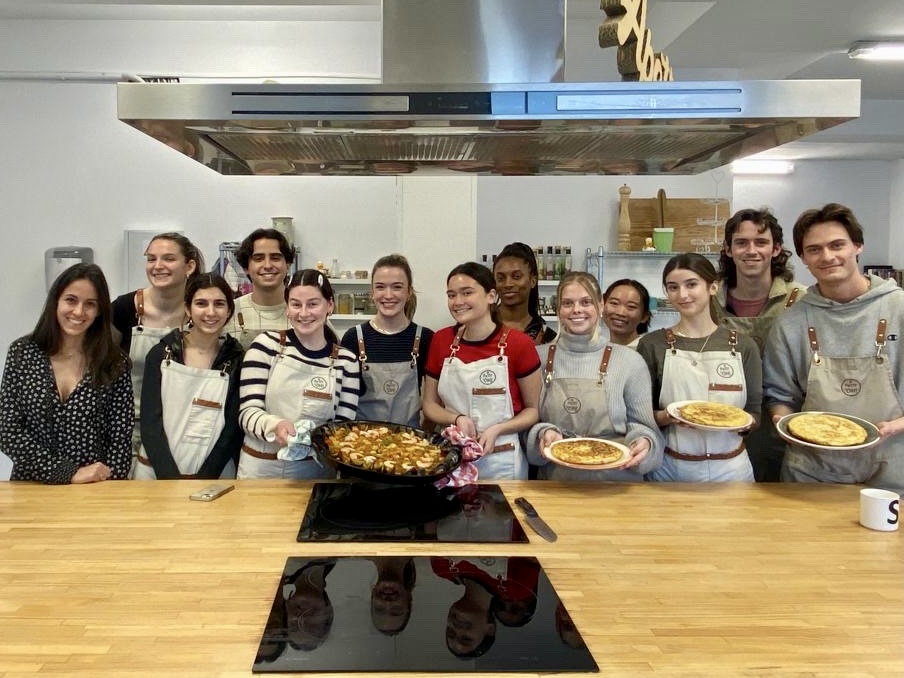 students cooking workshop in madrid
